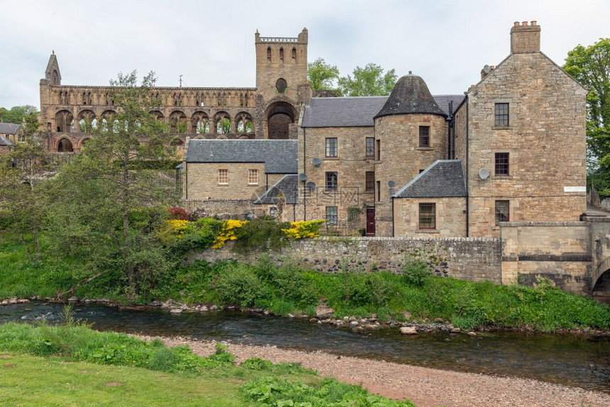 查看苏格兰边境的杰德堡修道院废墟在杰德沃特河前面查看苏格兰边境的杰德堡修道院废墟图片