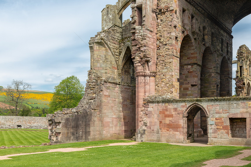 查看苏格兰边境的Melrose修道院的墙壁和废墟查看苏格兰边境的Melrose修道院的废墟图片
