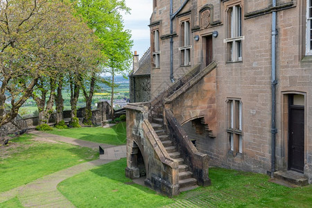 苏格兰史蒂林城堡配有树木和古老的石头楼梯配有树木和古老的中世纪楼梯图片