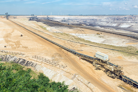 Garzweiler矿区的棕煤开挖坑风景和巨大的挖掘机图片