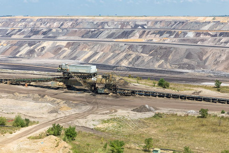 德国Garzweiler矿的棕煤开挖坑景观与传送带图片