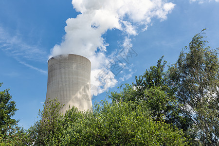 德国工厂德国的冷却塔棕色煤炭发电厂与蓝色天空对抗背景