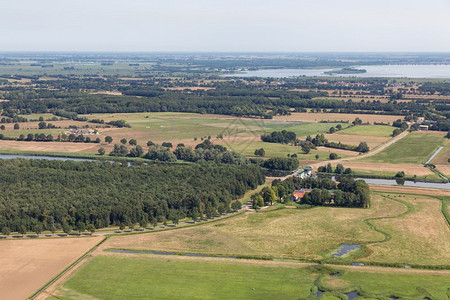 马克内斯空中观视荷兰小贩Noordoostpodder与农业林区空中观视荷兰小贩Noordoostpodder与农业林区背景