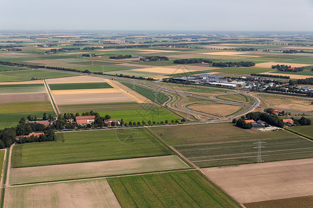 空中用农场和高速公路观察荷兰农业景高清图片