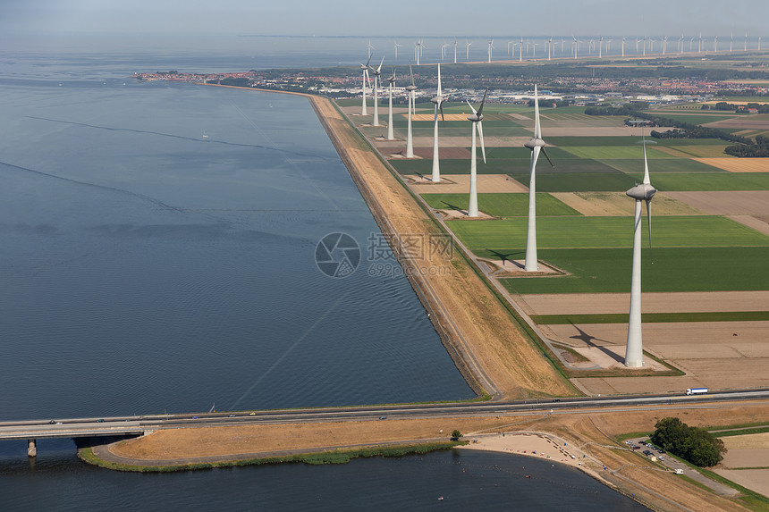 空中观视荷兰农业景沿海岸有排风涡轮机沿海岸有风涡轮机图片