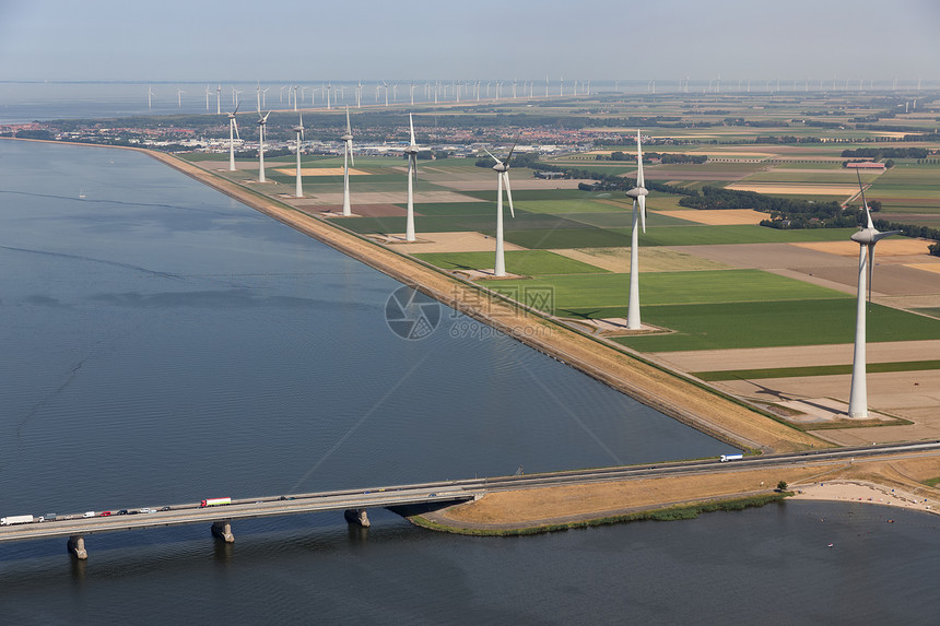 空中用桥梁和涡轮机观察荷兰海岸空中用桥梁和风涡轮机观察荷兰地貌图片