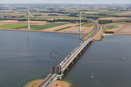 沿海岸以开桥和风力涡轮机观察荷兰农业景高清图片