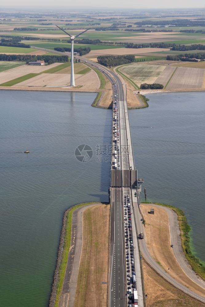 沿海岸以开桥和风力涡轮机观察荷兰农业景图片