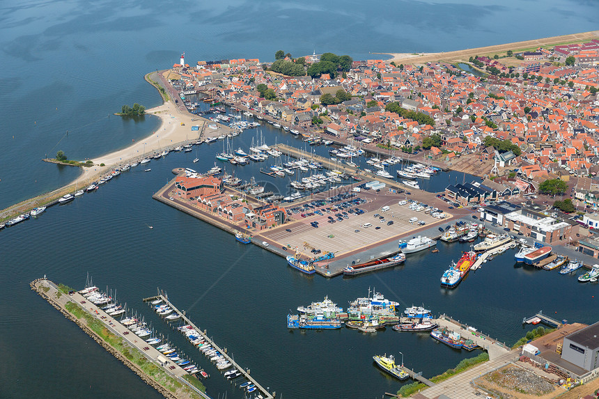 空中观察荷兰渔村及港口灯塔和住宅区图片