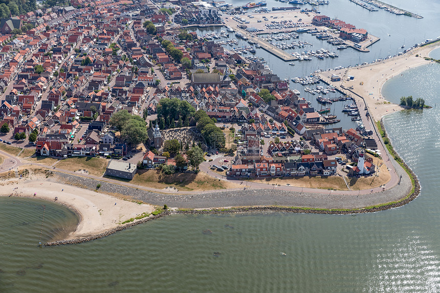 空中观察荷兰渔村及港口灯塔和住宅区图片