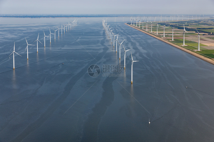空中观视荷兰海沿岸有大型离风力涡轮机图片