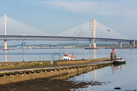 福斯路桥和昆斯费里横跨福斯湾附近的昆斯费里在苏格兰苏格兰昆斯费里附近福斯湾上的公路桥背景图片