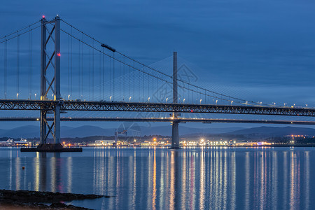 晚上在福斯路桥和昆斯费里横跨福斯湾附近的昆斯费里在苏格兰苏格兰昆斯费里附近福斯湾上的公路桥背景图片