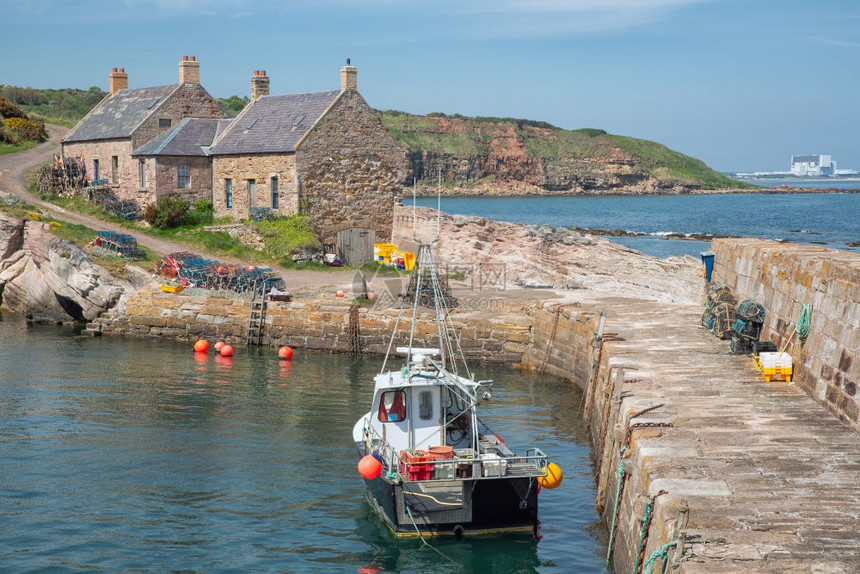 在苏格兰北海岸与渔船一起港口在苏格兰北海岸与渔船一起港口在托尔尼斯核电站背景处在苏格兰北海岸与渔船一起港口图片