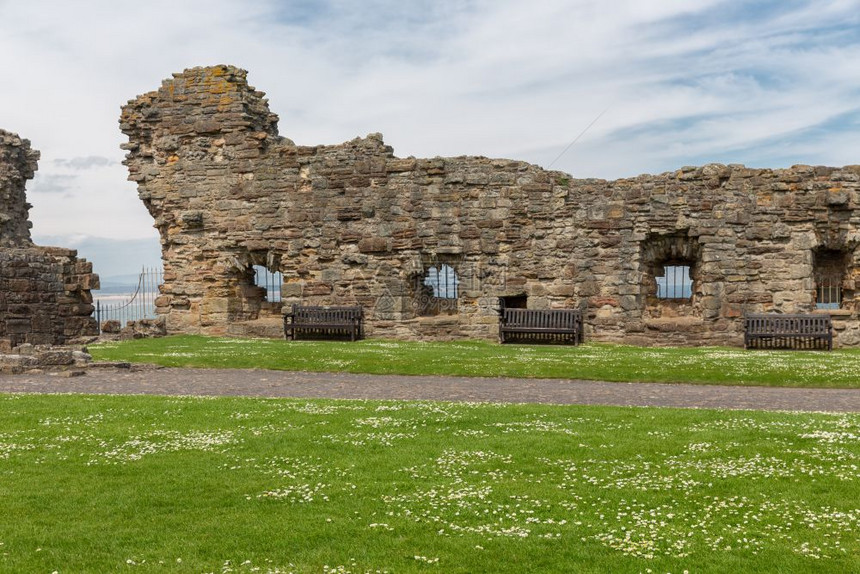 苏格兰圣安德鲁斯北海附近的旧墙和中世纪城堡的废墟苏格兰圣安德鲁斯的旧墙和中世纪城堡的废墟图片