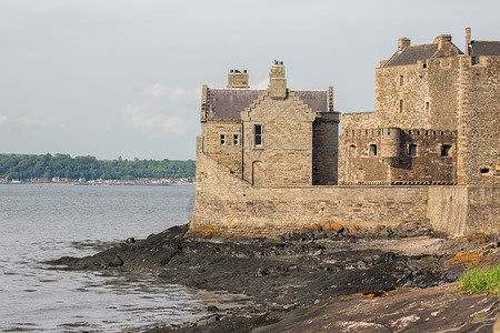 苏格兰海岸的黑城堡索特兰的ForthFirth高清图片