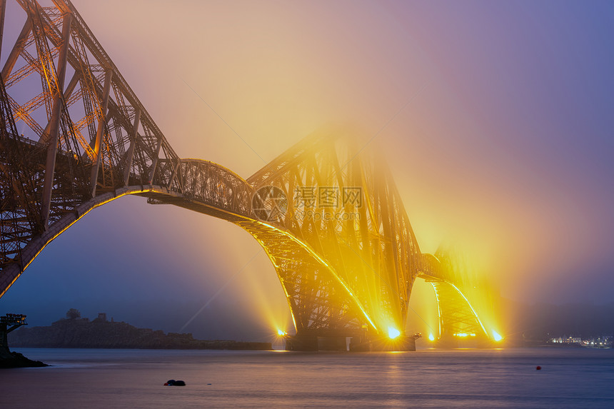 夜风雾中福特桥苏格兰Firth的铁路桥苏格兰皇后区渔利附近ForthFirth的福特桥图片