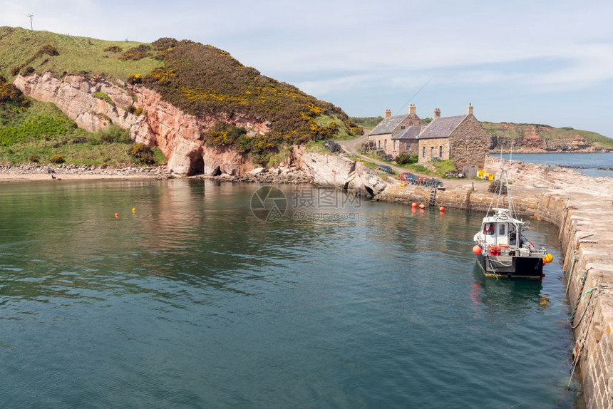 在苏格兰北海岸与渔船一起渡港在准备使用的夸龙虾笼中在苏格兰北海岸与渔船一起渡港图片