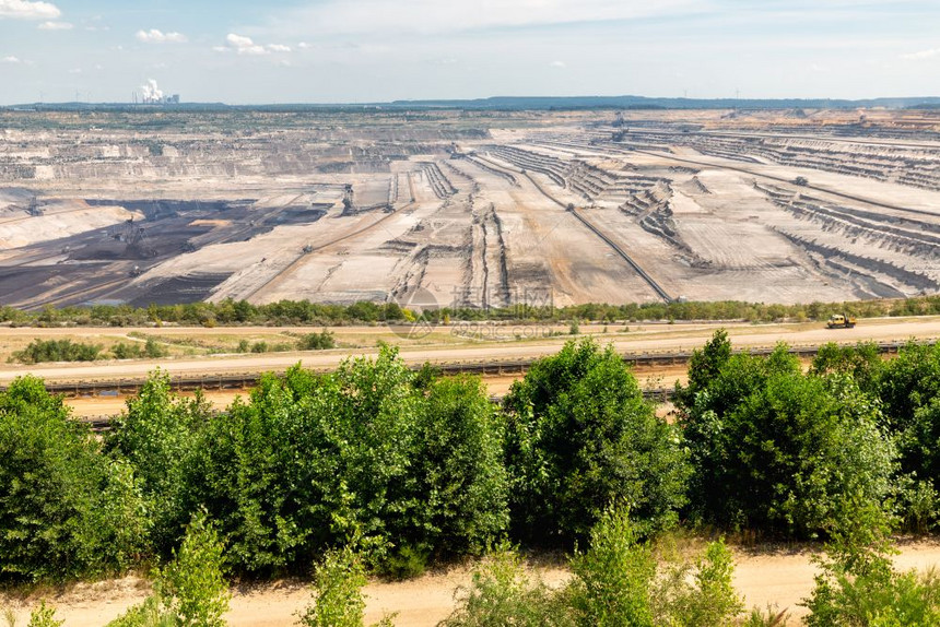 在德国挖掘棕煤的露天矿井Hambach空中观察图片