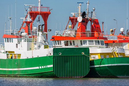 荷兰Lawwersoog港北海近活动供应船只图片