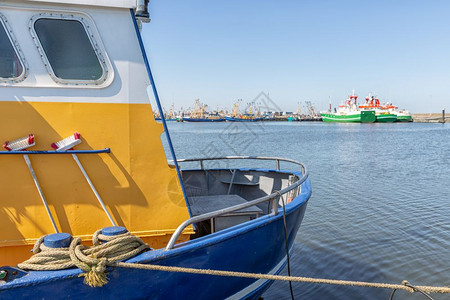 荷兰劳沃索格港带系泊缆的船尾渔船荷兰劳沃索格港的一艘船尾渔船图片