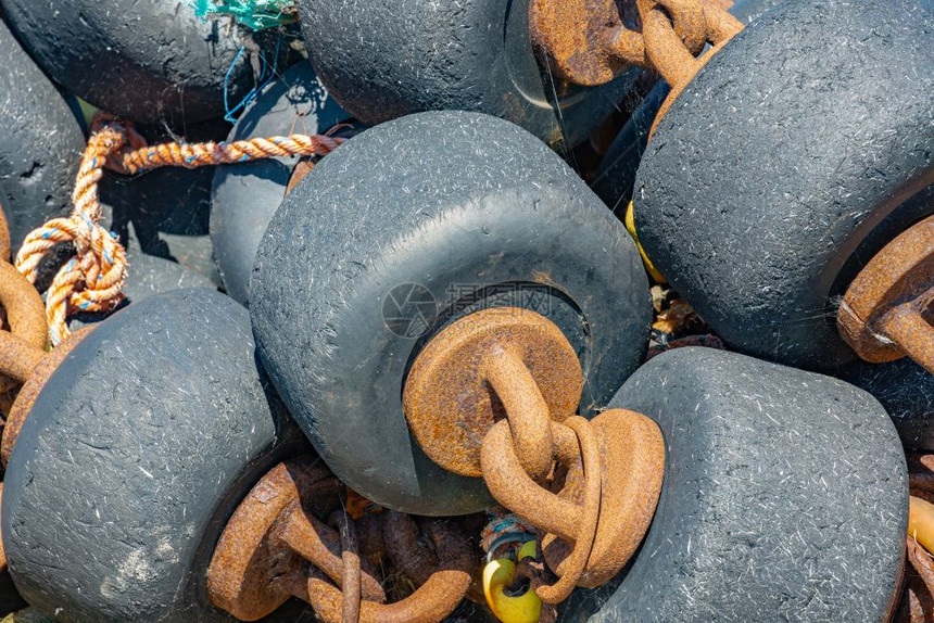 荷兰Wadden海虾渔网使用的龙捕网Lawewersoog港Bobbins在荷兰Wadden海用于捕虾网图片