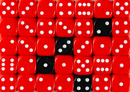 4个黑色立方体的随机订购红色骰子的模型背景4个黑色立方体的随机订购红色骰子的背景背景图片