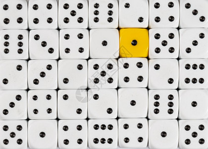 以一个黄色立方体随机订购白骰子的背景以一个黄色立方体随机订购白骰子的背景背景图片