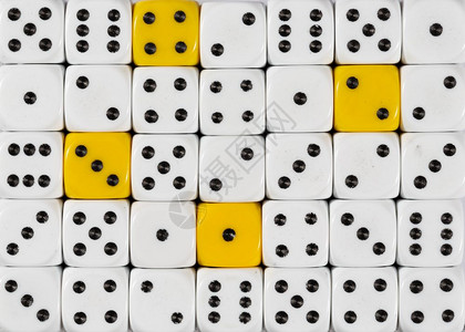 含有四个黄色立方体的随机订购白骰子的图样背景含有四个黄色立方体的随机订购白骰子的背景背景图片
