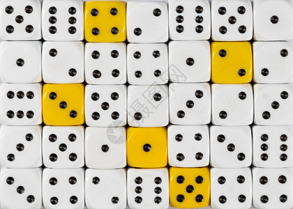 含有5个黄色立方体的随机订购白骰子的图案背景含有5个黄色立方体的随机订购白骰子的背景背景图片