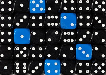5个蓝色立方体的随机订购黑骰子的背景5个蓝色立方体的随机订购黑骰子的背景背景图片