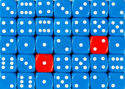 含有两个红色立方体的随机订购蓝色骰子的图样背景含有两个红色立方体的随机订购蓝色骰子的背景背景图片