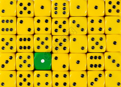 使用一个绿色立方体随机订购黄色骰子的图样背景使用一个绿色立方体随机订购黄色骰子的背景背景图片