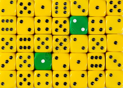 含有两个绿立方体的随机订购黄骰子的图样背景图片