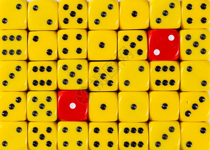 含有两个红色立方体的随机订购黄色骰子的图样背景含有两个红色立方体的随机订购黄色骰子的红背景背景图片