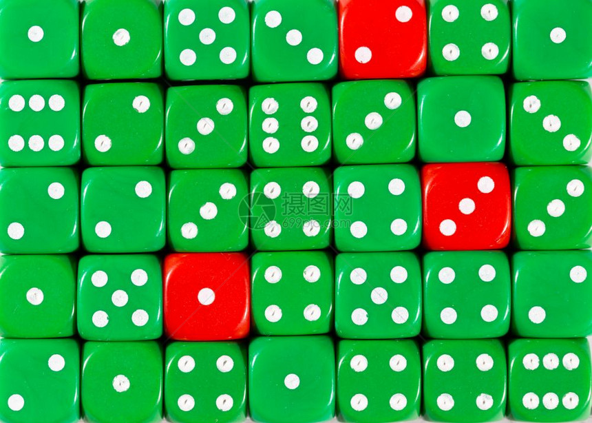 3个红色立方体的随机订购绿色骰子的背景模式3个红色立方体的随机订购绿色骰子的背景图片