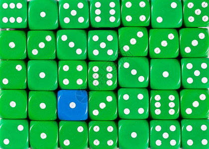 使用一个蓝色立方体随机订购绿色骰子的背景图案使用一个蓝色立方体随机订购绿色骰子的背景图案背景图片