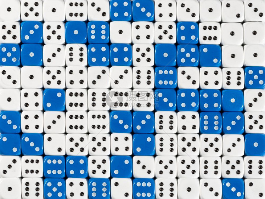 具有三分之二随机订购白骰子和三分之一蓝骰子的图案背景图片