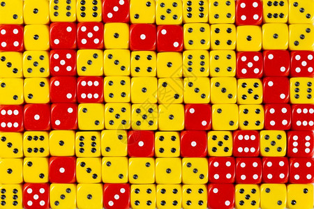 具有三分之二随机订购黄色骰子和三分之一红色骰子的图案背景图片