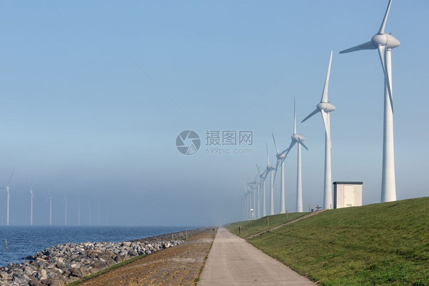 乌尔克附近Flevoland荷兰堤坝沿线的风力涡轮机农场乌尔克附近Flevoland荷兰堤沿线的风力涡轮机图片