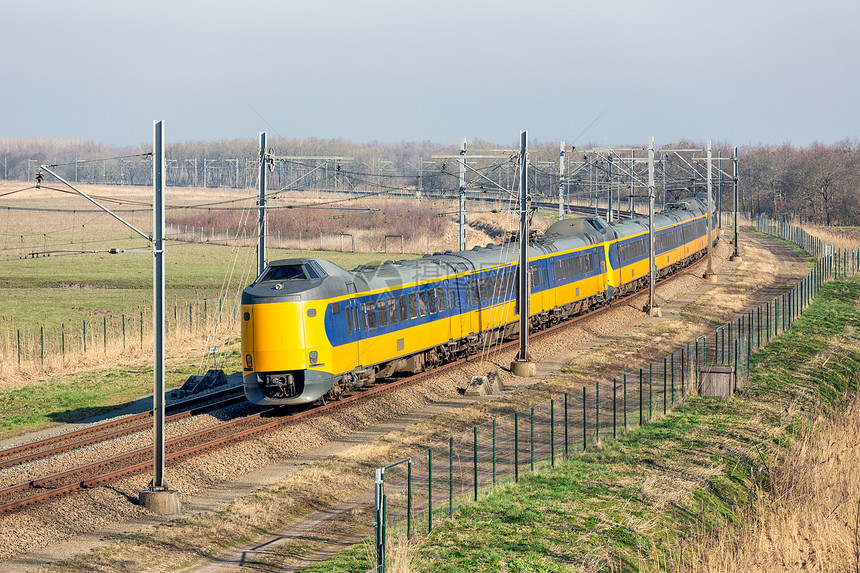 荷兰铁路有特快列车通过公园Oostvaardersplassen位于Lelystad和Almere之间荷兰铁路穿过阿尔梅雷和莱利图片