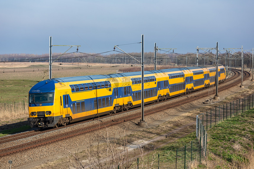荷兰铁路双层特快列车穿过公园在莱利斯塔德和阿尔梅雷之间荷兰铁路穿过阿尔梅雷和莱利斯塔德附近的公园奥斯特瓦德斯帕森图片