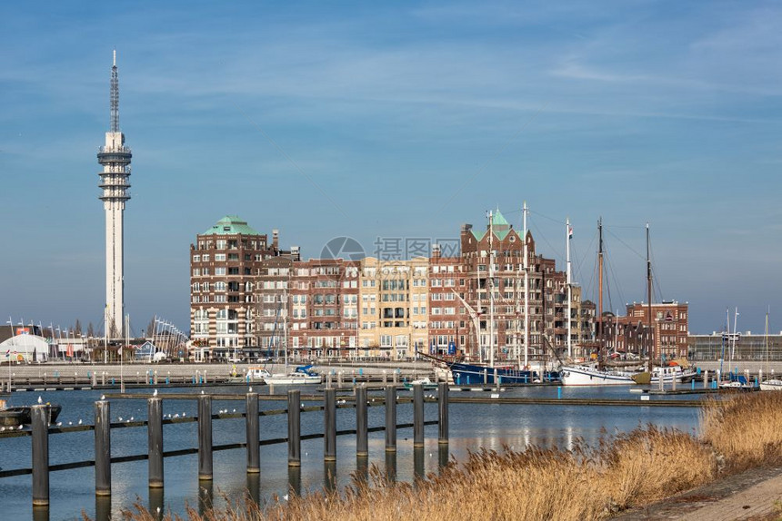Lelystad荷兰2019年月3日与通信塔和现代公寓大楼连接的港口荷兰弗列沃省首府莱斯塔德市荷兰莱列斯塔德荷兰港与通信塔和公寓图片
