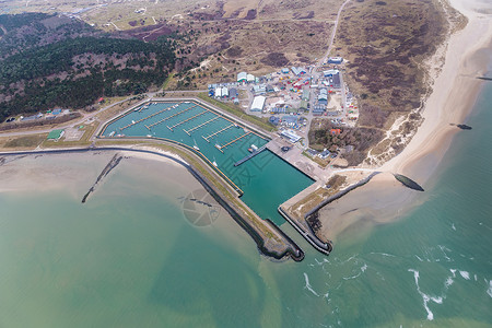 在Wadden海中荷兰岛Vlieland的储存区对Marina岛进行空中观察在Vlieland岛对WaddenSea和码头进行空背景图片