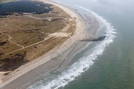 空中观视荷兰岛阿梅海边沙丘有滩灯塔和度假之家高清图片