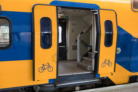 在荷兰铁路平台上开着门的火车背景图片