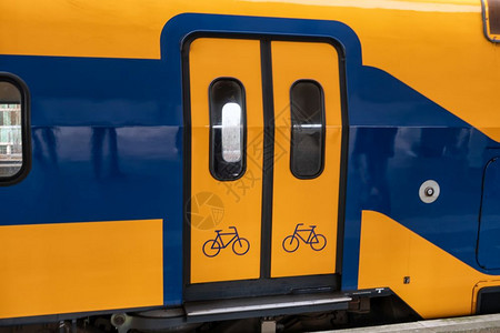 荷兰铁路平台的火车门闭着背景图片