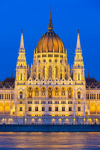 匈牙利议会大楼沿多瑙河晚上在匈牙利国民议会所在地晚上多瑙河议会大厦图片