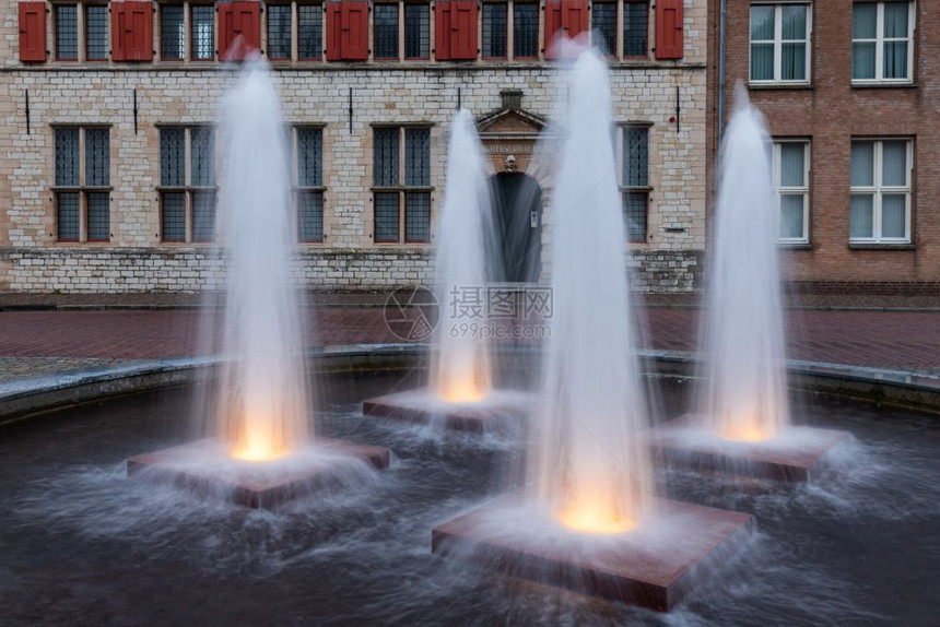 荷兰米德尔堡中世纪心四处照明喷泉荷兰中世纪城市米德尔堡四处照明喷泉图片