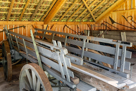 卡通木制谷仓荷兰老农场有棚屋和木马车背景